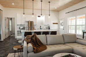 Smart TV - Cross Mountain I 12 Cottages Great For Gatherings (Fredericksburg)