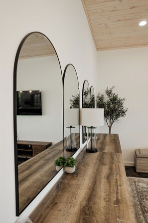 Interior - Cross Mountain I 12 Cottages Great For Gatherings (Fredericksburg)