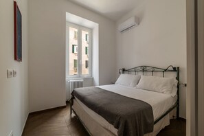 2 bedrooms, travel cot, WiFi, bed sheets