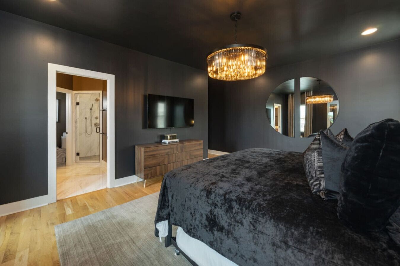 4 soverom, skrivebord, strykejern/-brett og reiseseng for barn