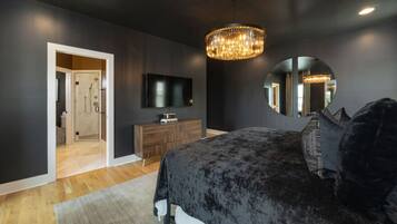 4 soverom, skrivebord, strykejern/-brett og reiseseng for barn