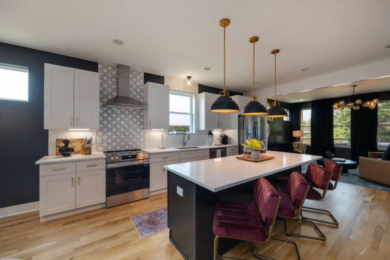 Kjøleskap, mikrobølgeovn, ovn og kokeplater