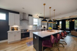 Køleskab, mikrobølgeovn, ovn, kogeplade