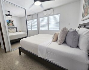 3 habitaciones, escritorio y tabla de planchar con plancha 