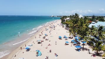 Beach nearby, sun loungers, beach towels