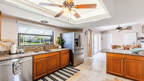 Een koelkast, een oven, een kookplaat, een vaatwasser