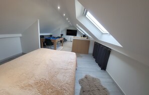 4 bedrooms, iron/ironing board, WiFi, bed sheets