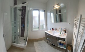 Serviettes fournies, savon, shampoing, papier toilette