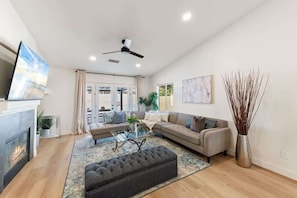 Televisión, chimenea, libros y oficina