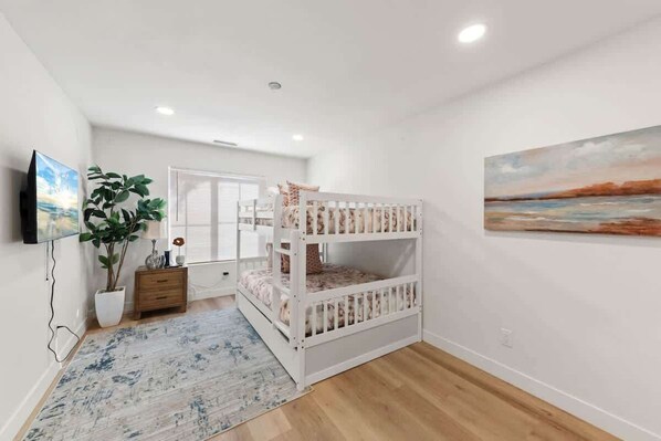 4 habitaciones, tabla de planchar con plancha, cuna de viaje y wifi 