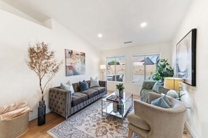 テレビ、暖炉、書斎 / ワークスペース