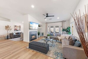 テレビ、暖炉、書斎 / ワークスペース