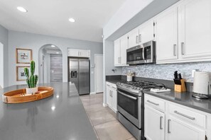 Réfrigérateur, four à micro-ondes, un four, surface de cuisson