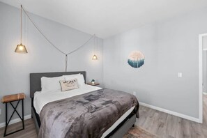 5 bedrooms, iron/ironing board, WiFi, bed sheets