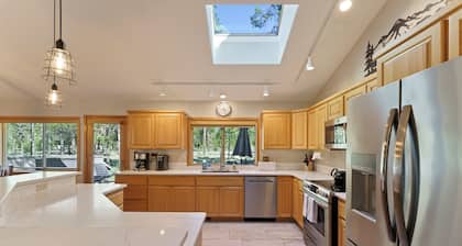 37 Kinglet - North End River Charmer! Hot Tub, SHARC, Ping Pong, Bikes