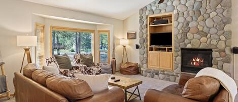 Smart-tv, een open haard, een dvd-speler en een tafeltennistafel