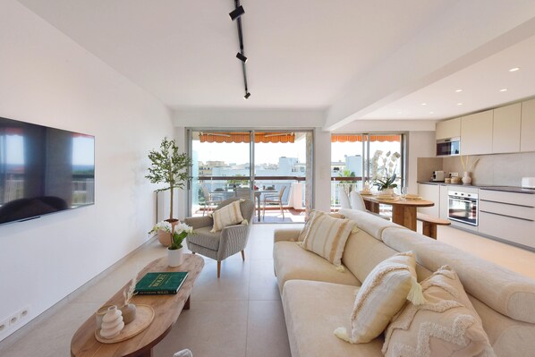 TV - Luxury 1-Br. apartment, sea view, parking. (Vallauris)