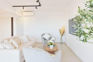 TV - Luxury 1-Br. apartment, sea view, parking. (Vallauris)