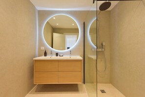Een douche, een haardroger, handdoeken