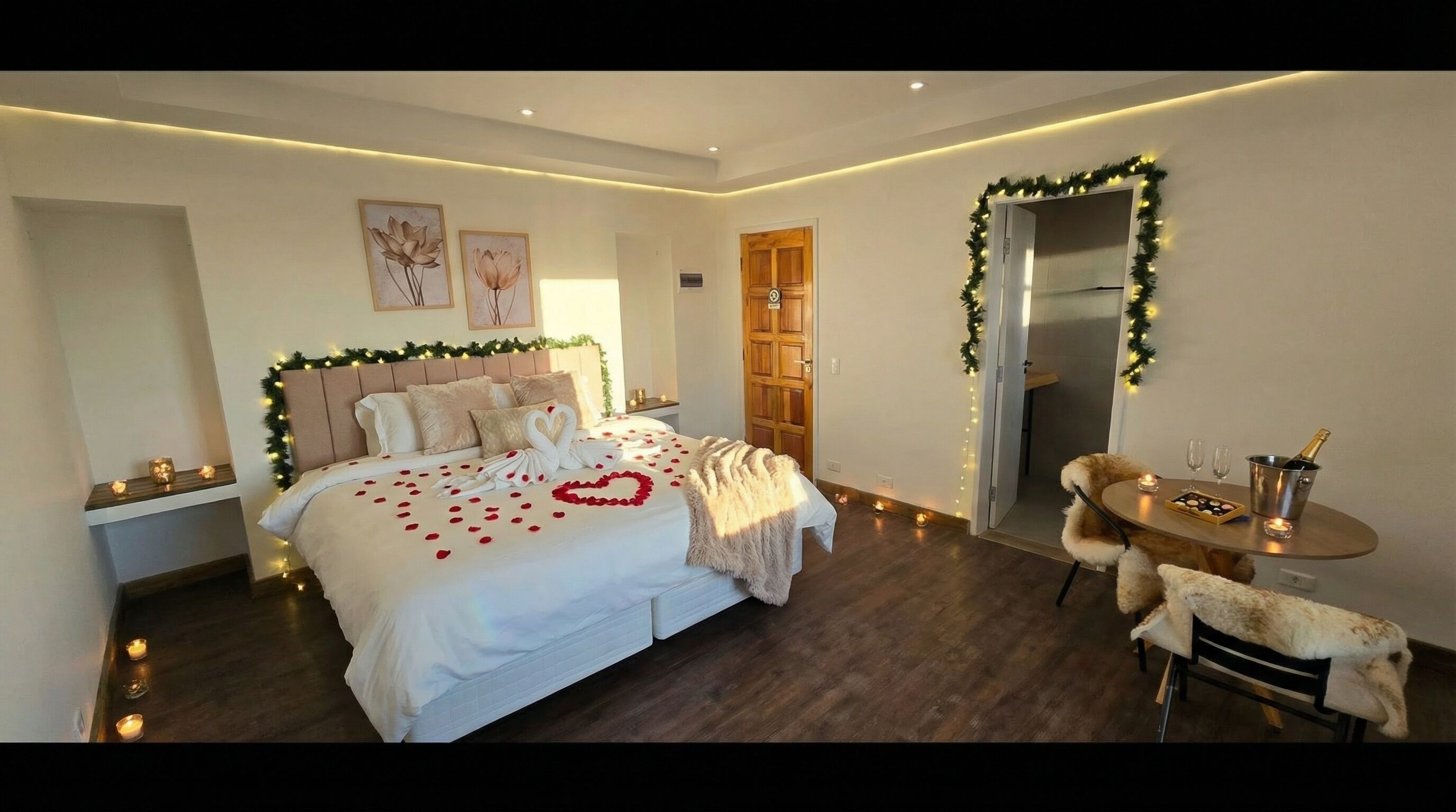 Sengetøy av topp kvalitet, senger med Select Comfort-madrass og minibar