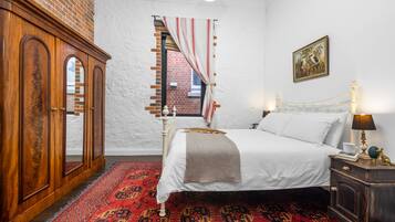 4 makuuhuonetta, silitysrauta/-lauta, vauvan matkasänky, internet