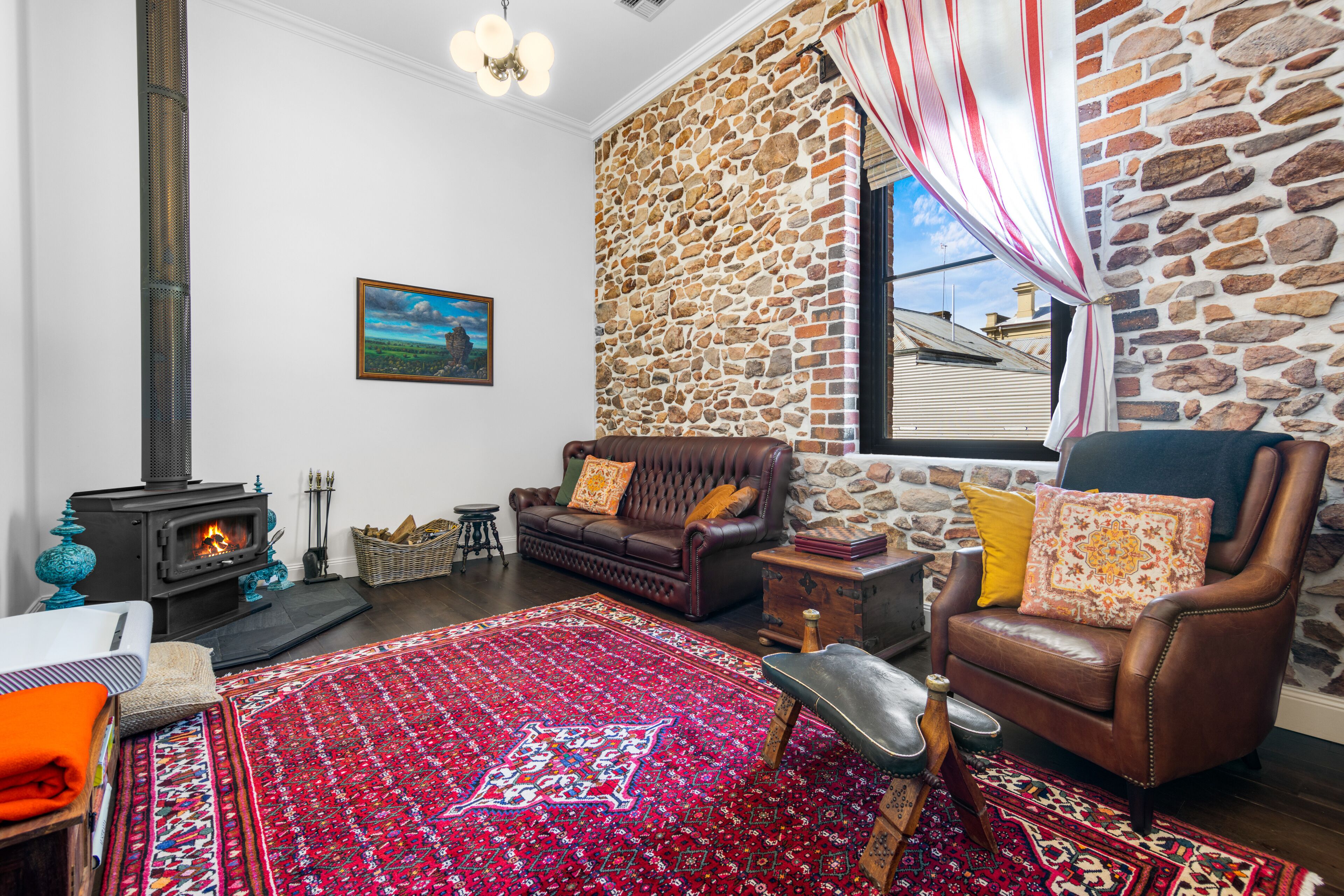 テレビ、暖炉、ステレオ