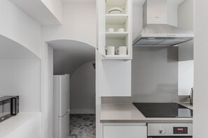 Kylskåp, mikrovågsugn, ugn och grytor/köksredskap