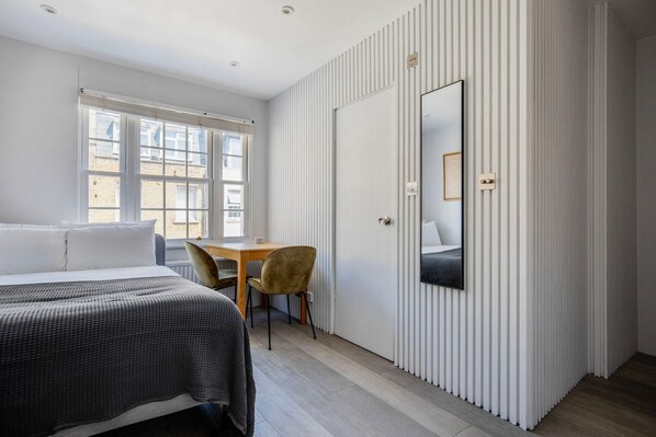 Iron/ironing board, WiFi, bed sheets - Stylish Marylebone Studio, near Uni & Baker St Station, by Blueground (London)