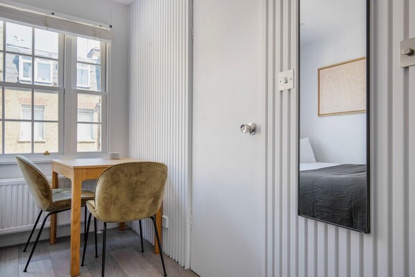 Tabla de planchar con plancha, wifi y ropa de cama