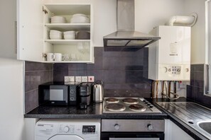 Fridge, microwave, oven, stovetop - Stylish Marylebone Studio, near Uni & Baker St Station, by Blueground (London)