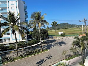 Property grounds - Comfortable 3 suites, air conditioning, Gourmet balcony, 200 meters from the sea (Riviera de São Lourenço Bertioga)