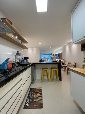 Fridge, microwave, oven, stovetop - Comfortable 3 suites, air conditioning, Gourmet balcony, 200 meters from the sea (Riviera de São Lourenço Bertioga)