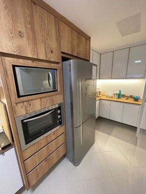 Een koelkast, een microgolfoven, een oven, een kookplaat