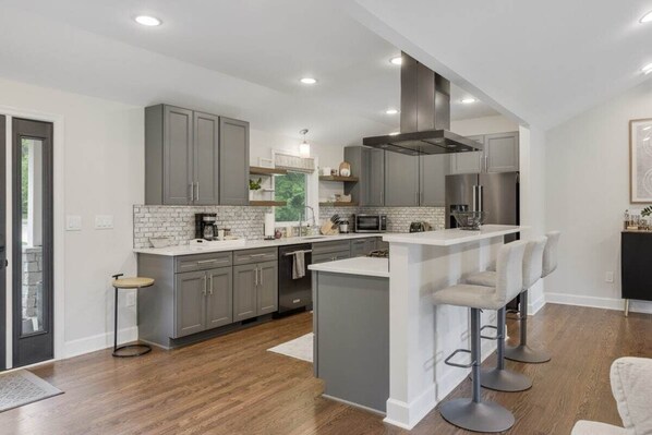 Réfrigérateur, micro-ondes, four, plaque de cuisson