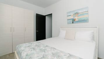 Un dormitorio con cama, armario y puerta.