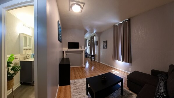 Smart TV - Two KING beds! Lots of off-street parking! Close to downtown! Pet friendly! (Pittsburgh)