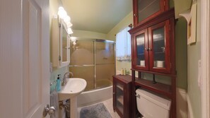 SĂšche-cheveux, serviettes fournies, papier toilette
