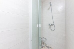 Dusche, Haartrockner, Handtücher