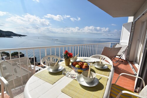 🌊 Apartment with sea views in Roses with parking. 800m from Canyelles Beach