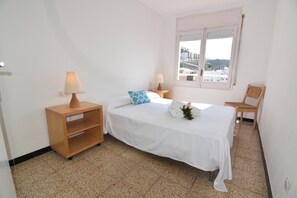 3 chambres, fer et planche à repasser