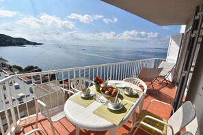 Outdoor dining - 🌊 Apartment with sea views in Roses with parking. 800m from Canyelles Beach (Roses)