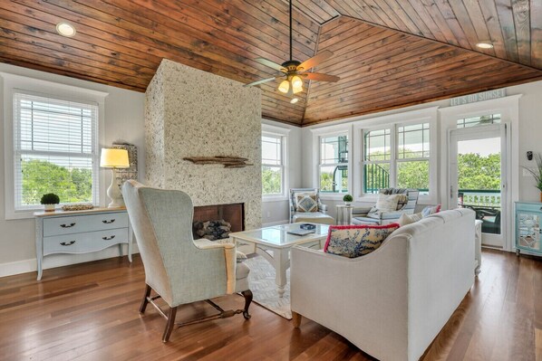 Smart TV, livros, aparelho de som