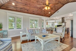 Smart TV, livros, aparelho de som