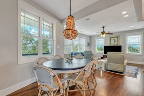 Dining - Tybee Skies: 4 BDR 4 Bath Oceanfront Home w Pool (Tybee Island)
