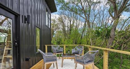Treehouse on a large lavender farm + all amenities!
