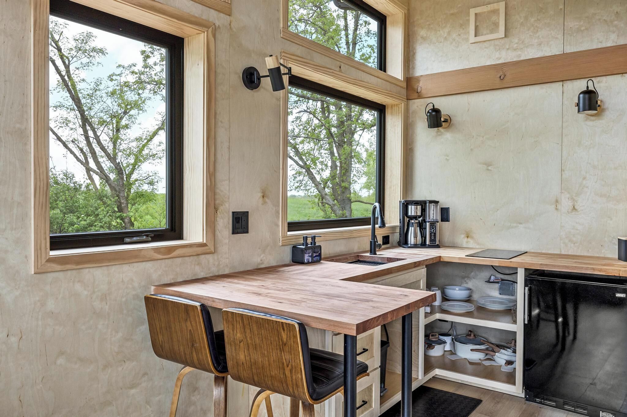 Réfrigérateur, micro-ondes, plaque de cuisson, cafetière/bouilloire