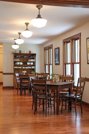 Free daily continental breakfast  - The Liberty Lodge at Sister Bay (Sister Bay)