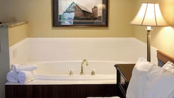 Suite, 1 Tempat Tidur King dengan tempat tidur Sofa, kamar mandi pribadi | 1 kamar tidur, seprai premium, dan didekorasi berbeda-beda