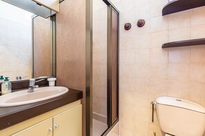 Shower, hair dryer, towels - GuestReady - Cosy retreat in the 16th Arr. (Paris 16 Passy)