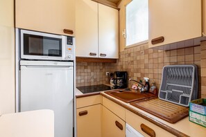 Fridge, microwave, oven, coffee/tea maker - GuestReady - Cosy retreat in the 16th Arr. (Paris 16 Passy)